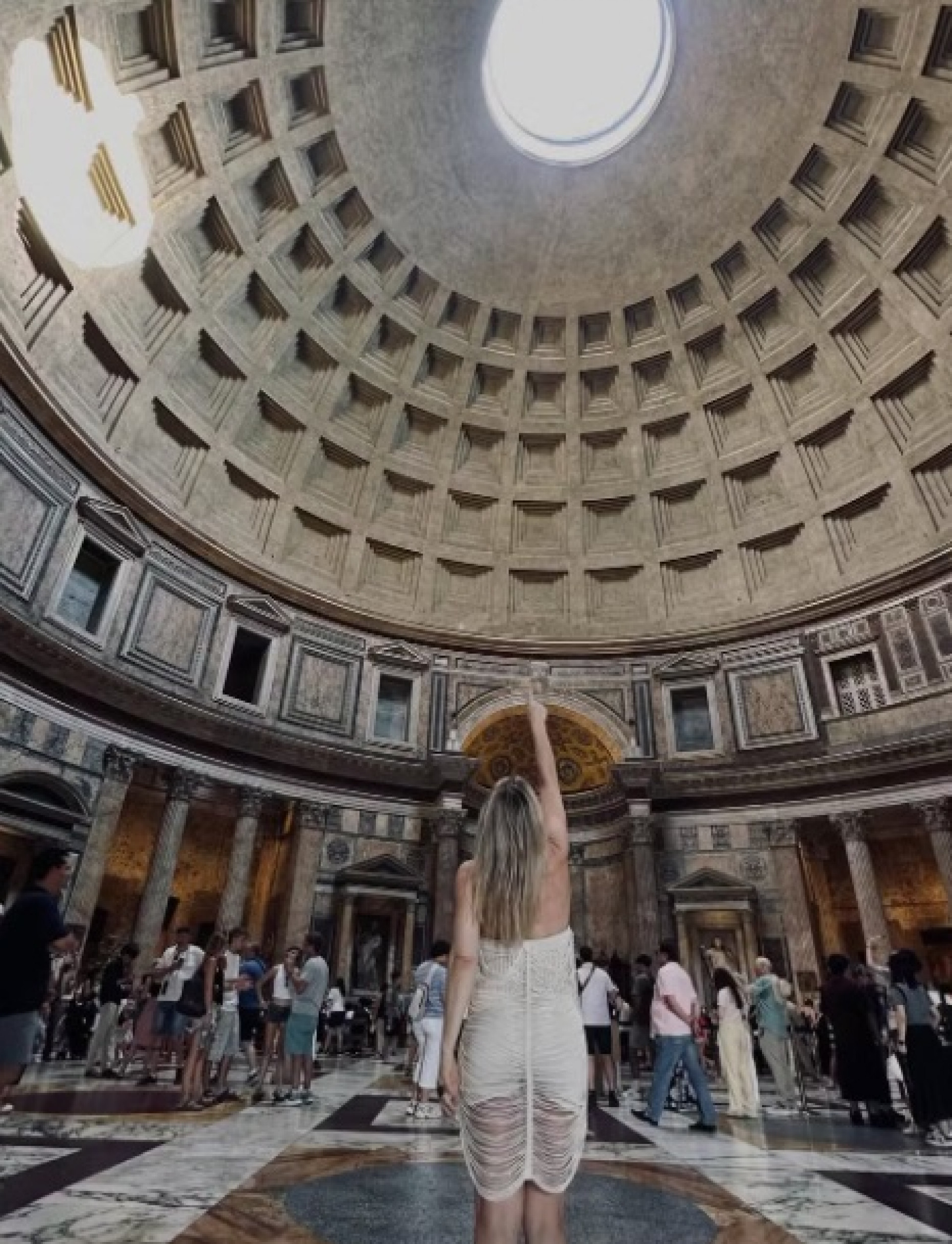 De férias, Sheila Mello passeia por Roma com vestido de crochê - Reprodução Instagram