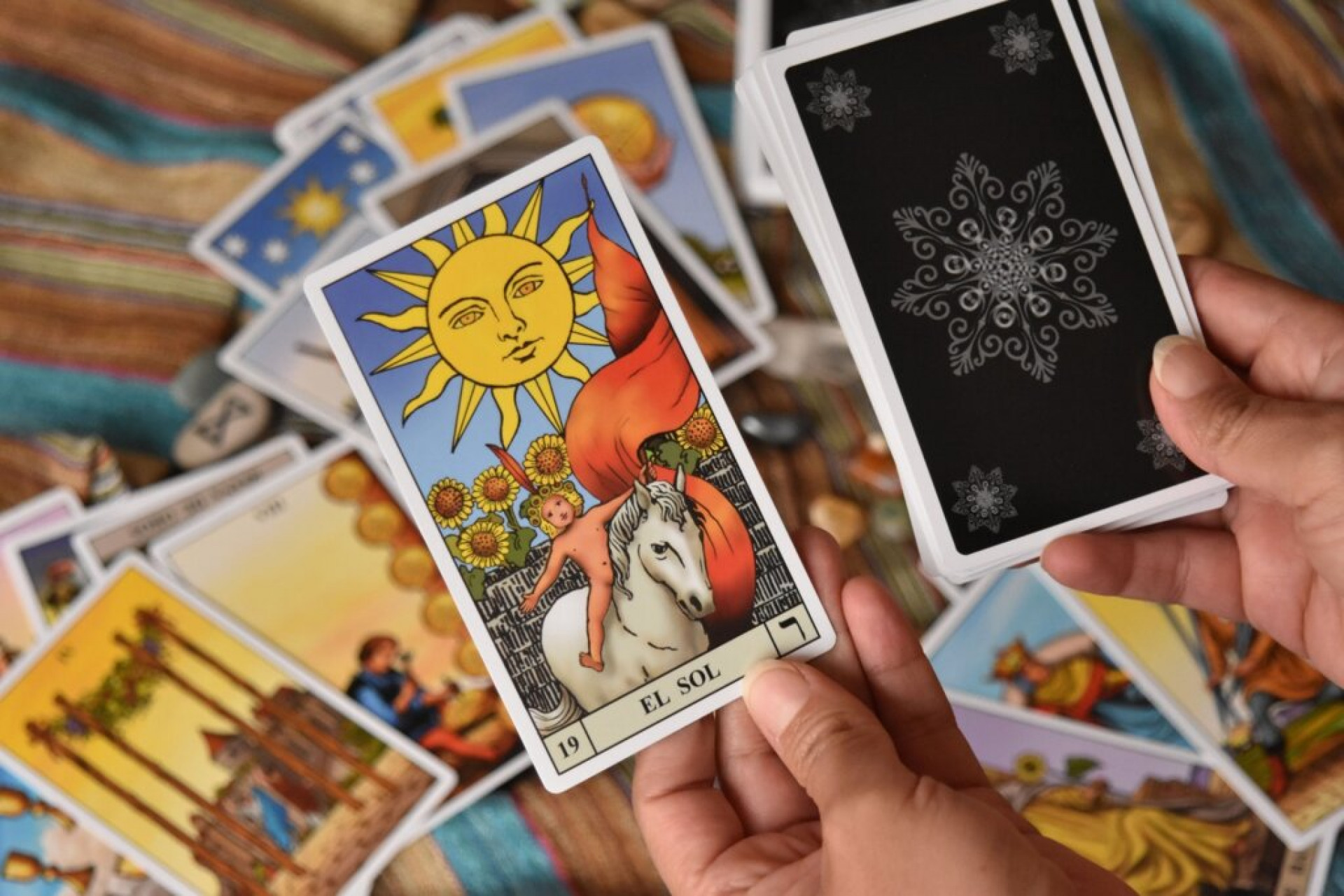 Tarot prev&ecirc; os seus pr&oacute;ximos 6 meses: descubra o que as cartas revelam