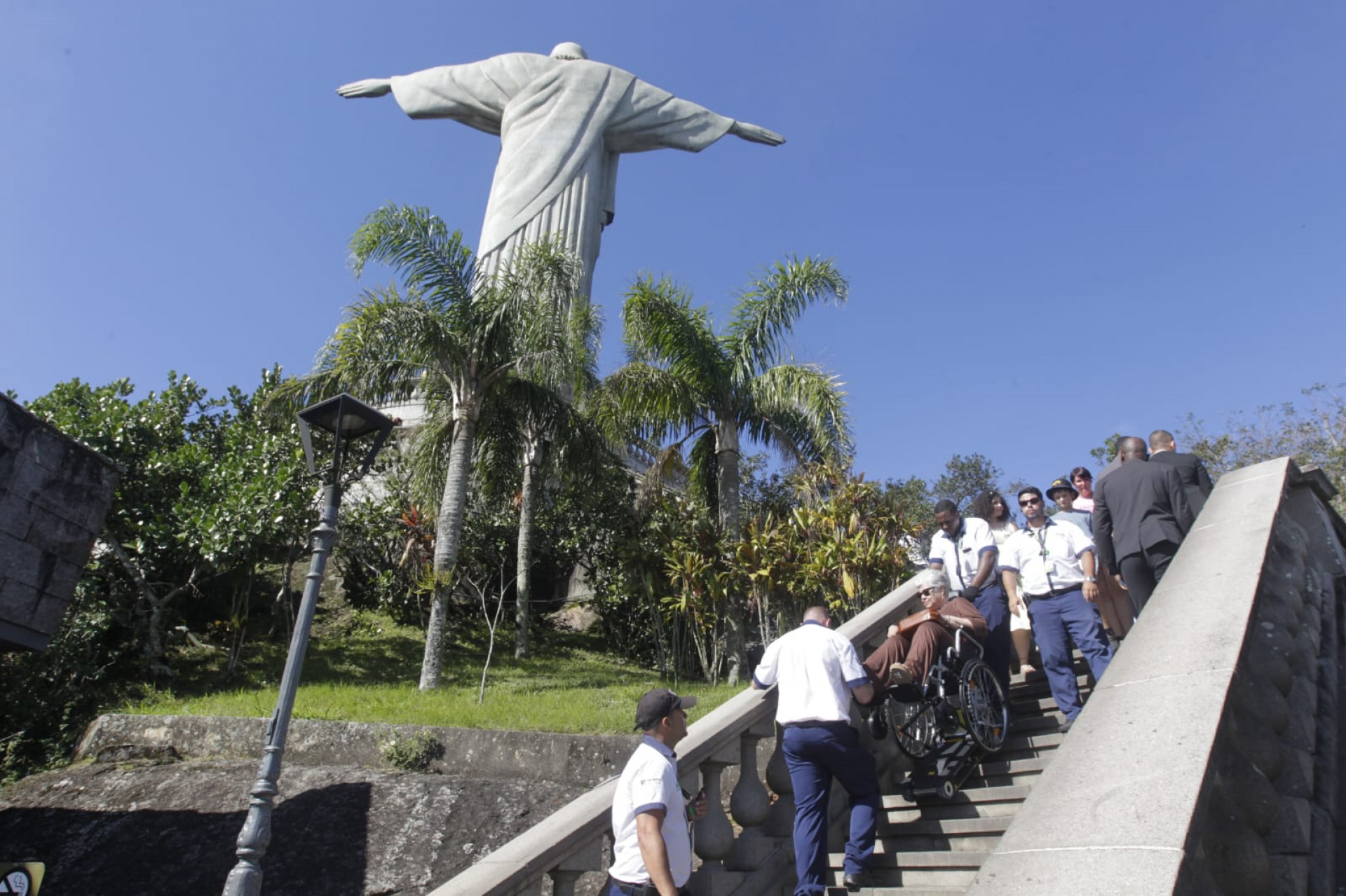 Equipamentos ajudam visitantes com dificuldades de locomoção a subir escada de acesso ao Cristo Redentor - Reginaldo Pimenta / Agência O DIA