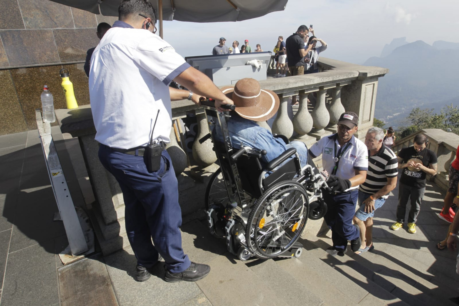 Equipamentos ajudam visitantes com dificuldades de locomoção a subir escada de acesso ao Cristo Redentor - Reginaldo Pimenta / Agência O DIA