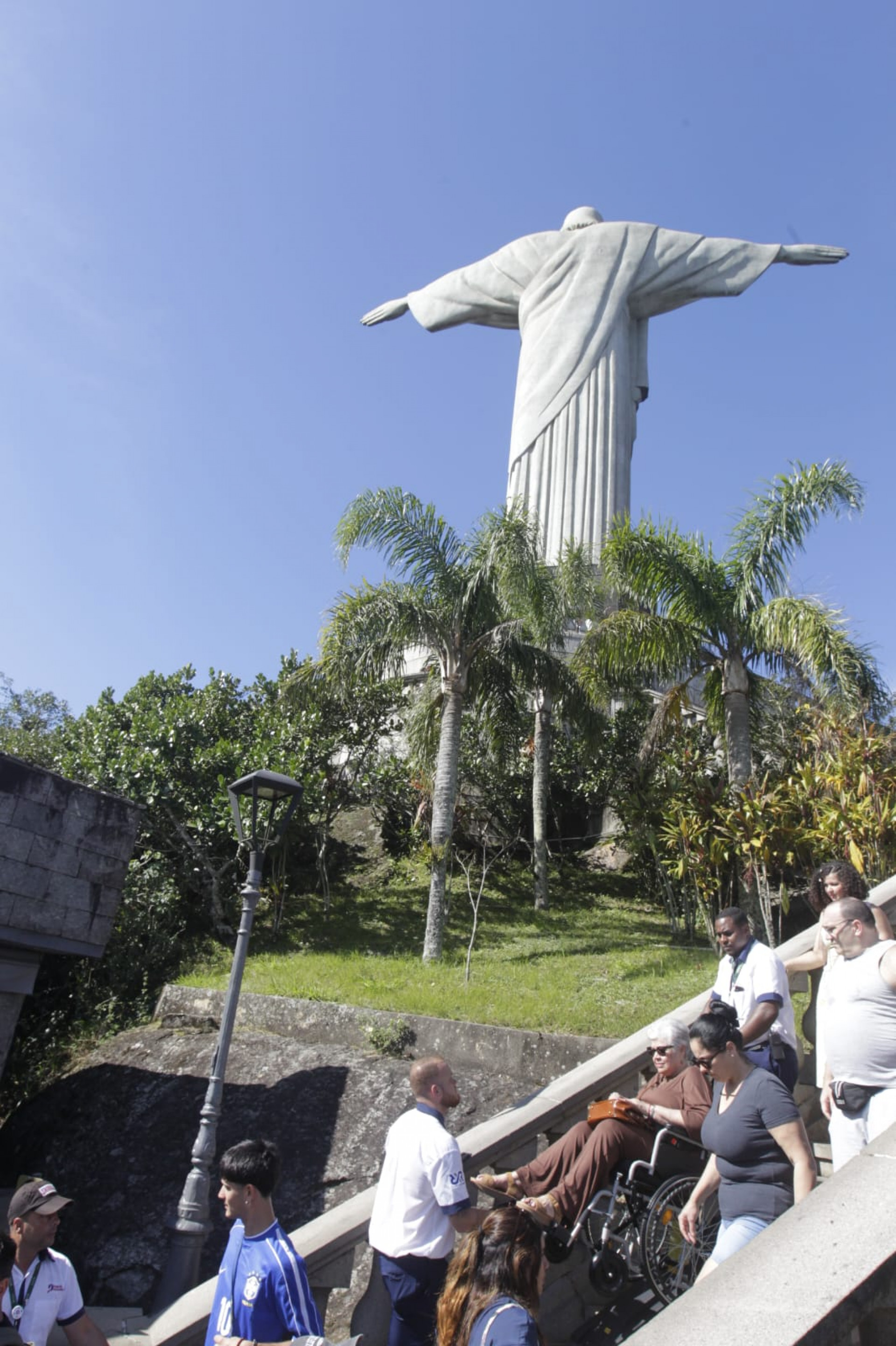Equipamentos ajudam visitantes com dificuldades de locomoção a subir escada de acesso ao Cristo Redentor - Reginaldo Pimenta / Agência O DIA