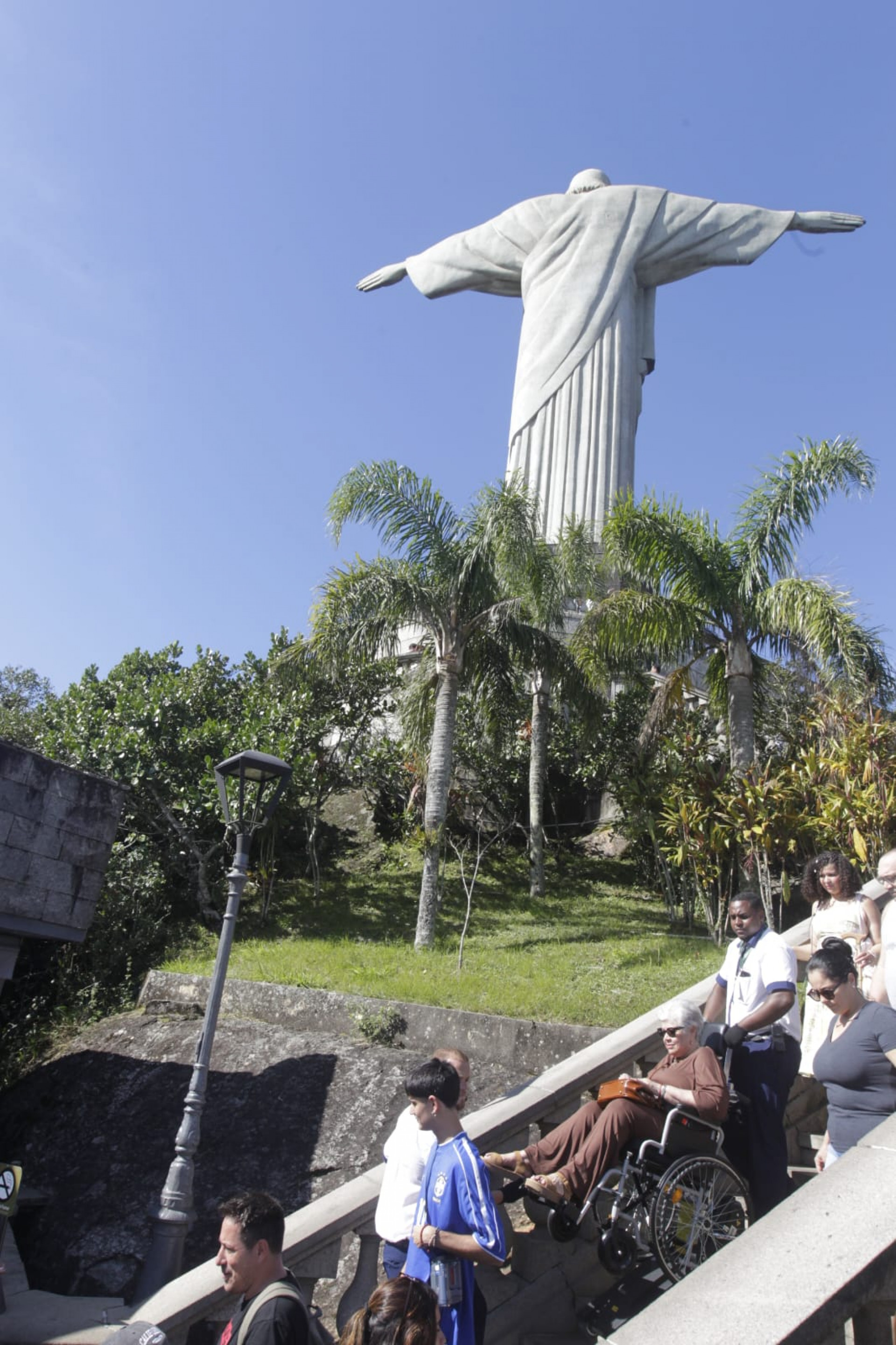 Equipamentos ajudam visitantes com dificuldades de locomoção a subir escada de acesso ao Cristo Redentor - Reginaldo Pimenta / Agência O DIA