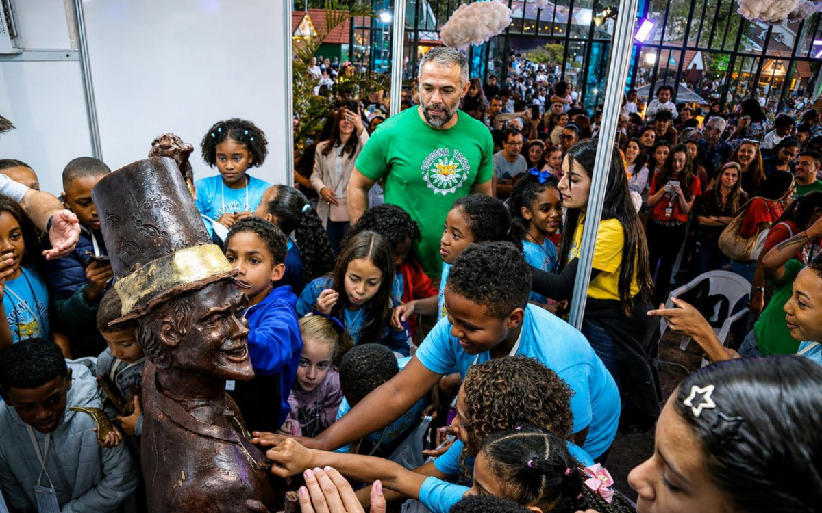 Escultura foi produzida com mais de 100 quilos de chocolate meio amargo