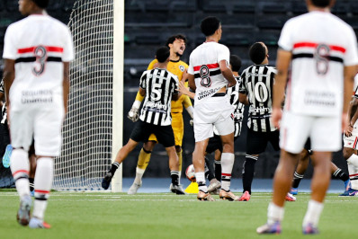 Bruninho Samudio defende pênalti em empate do Botafogo no sub-17