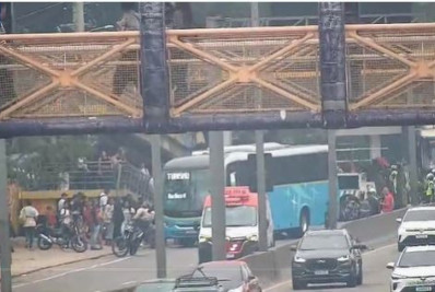 Ônibus atropela pedestre na Avenida Brasil