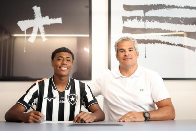 Joia da base assina primeiro contrato profissional com o Botafogo