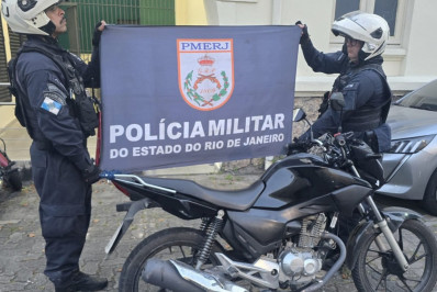 Homem é detido no Centro de Niterói por pilotar moto com placa adulterada