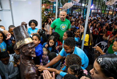 Pequena Tribo participa da desmontagem da escultura gigante no encerramento do Festival do Chocolate