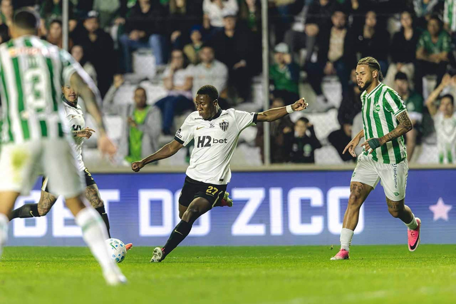 Diretor do Juventude cobra &aacute;rbitro na sa&iacute;da do est&aacute;dio ap&oacute;s elimina&ccedil;&atilde;o