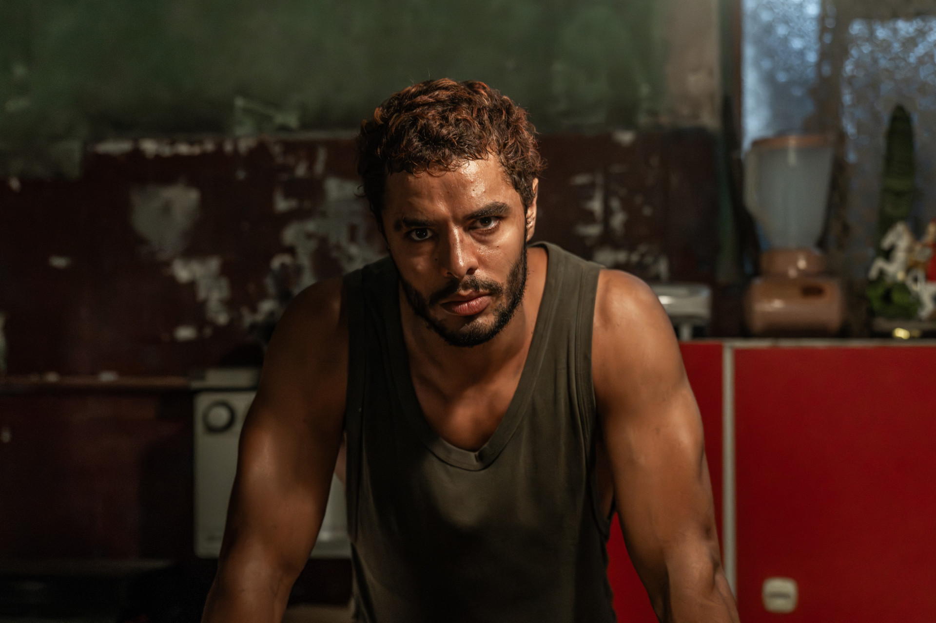 Mano (Matheus Abreu) entra no jogo após a irmã ser usada como garantia em aposta - Divulgação/Laura Campanella