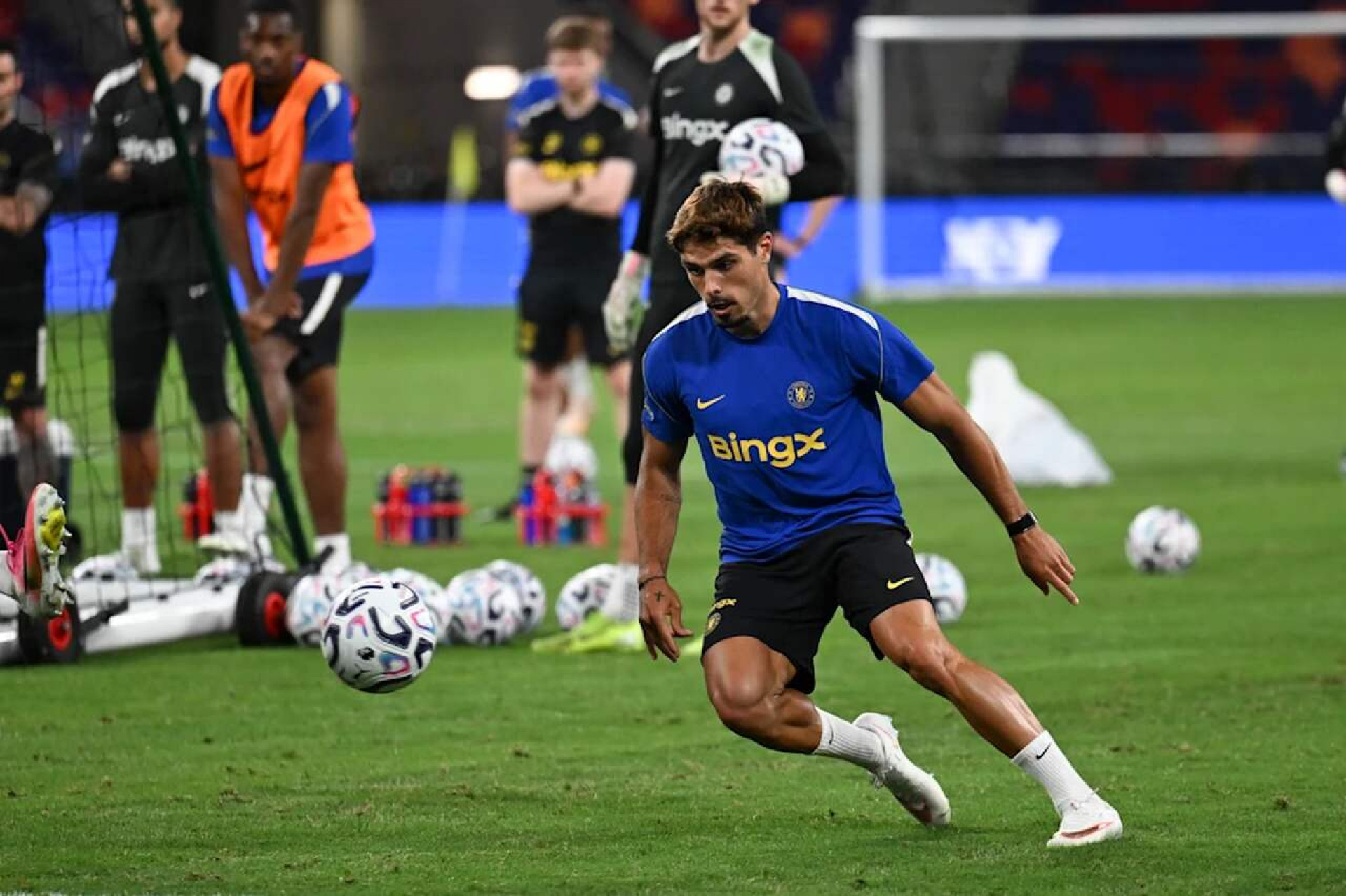 City abre conversas para contratar Pedro Neto, do Chelsea
