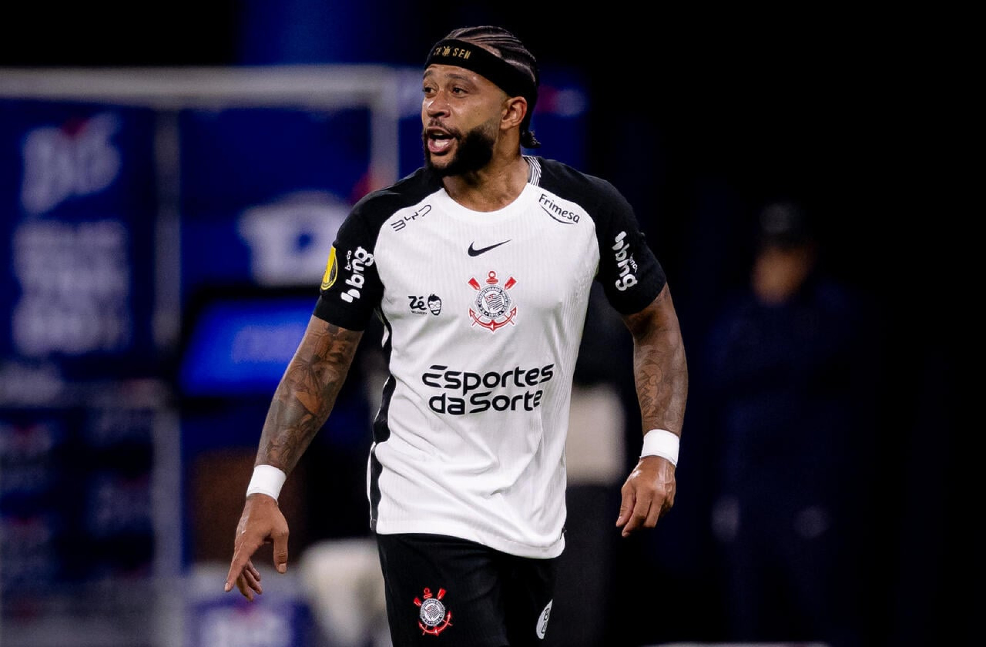 Memphis Depay chega ao Brasil, mas Corinthians ainda quer debater novo contrato
