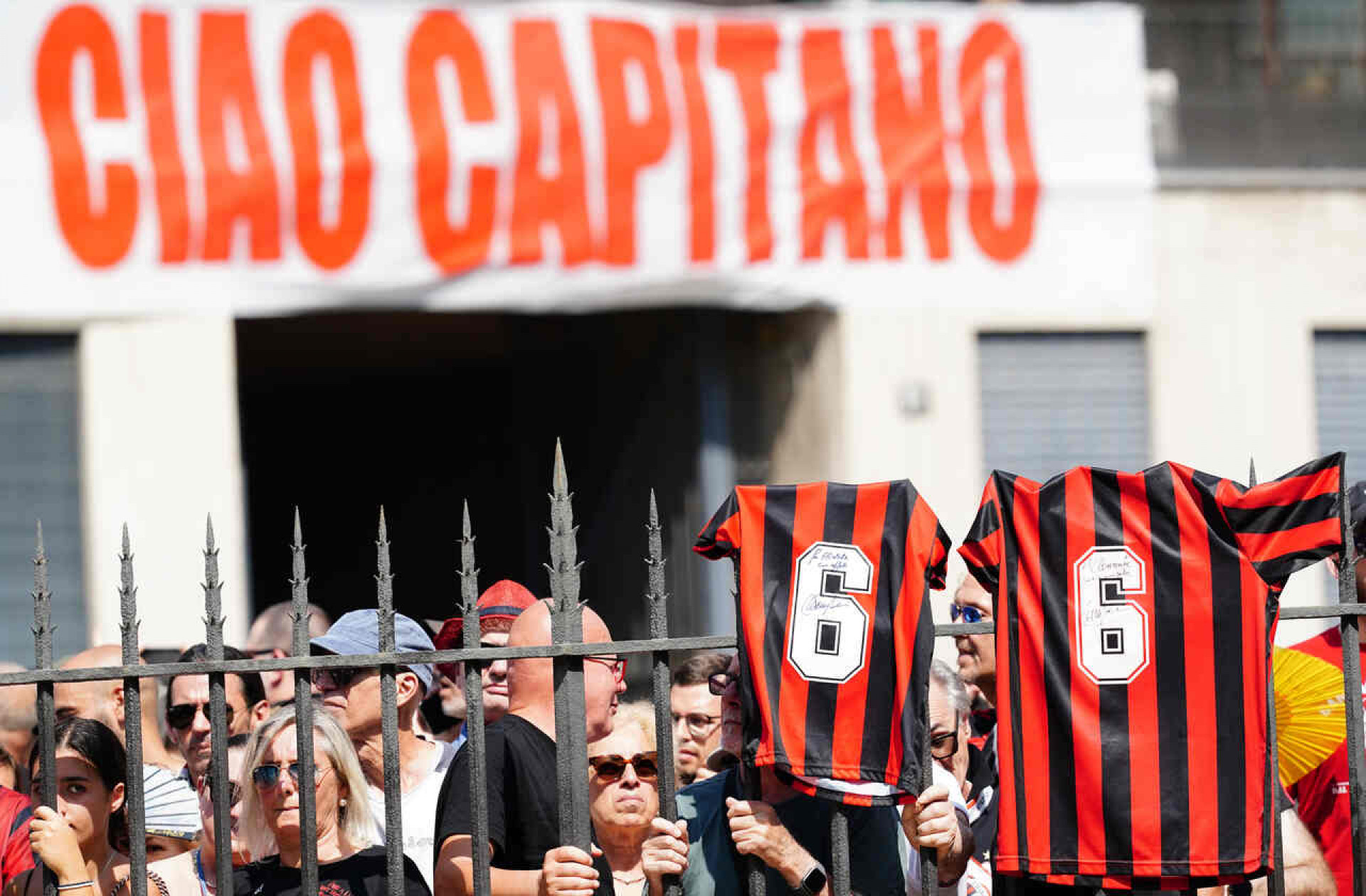 Milhares de torcedores do Milan se despedem de Baresi em funeral