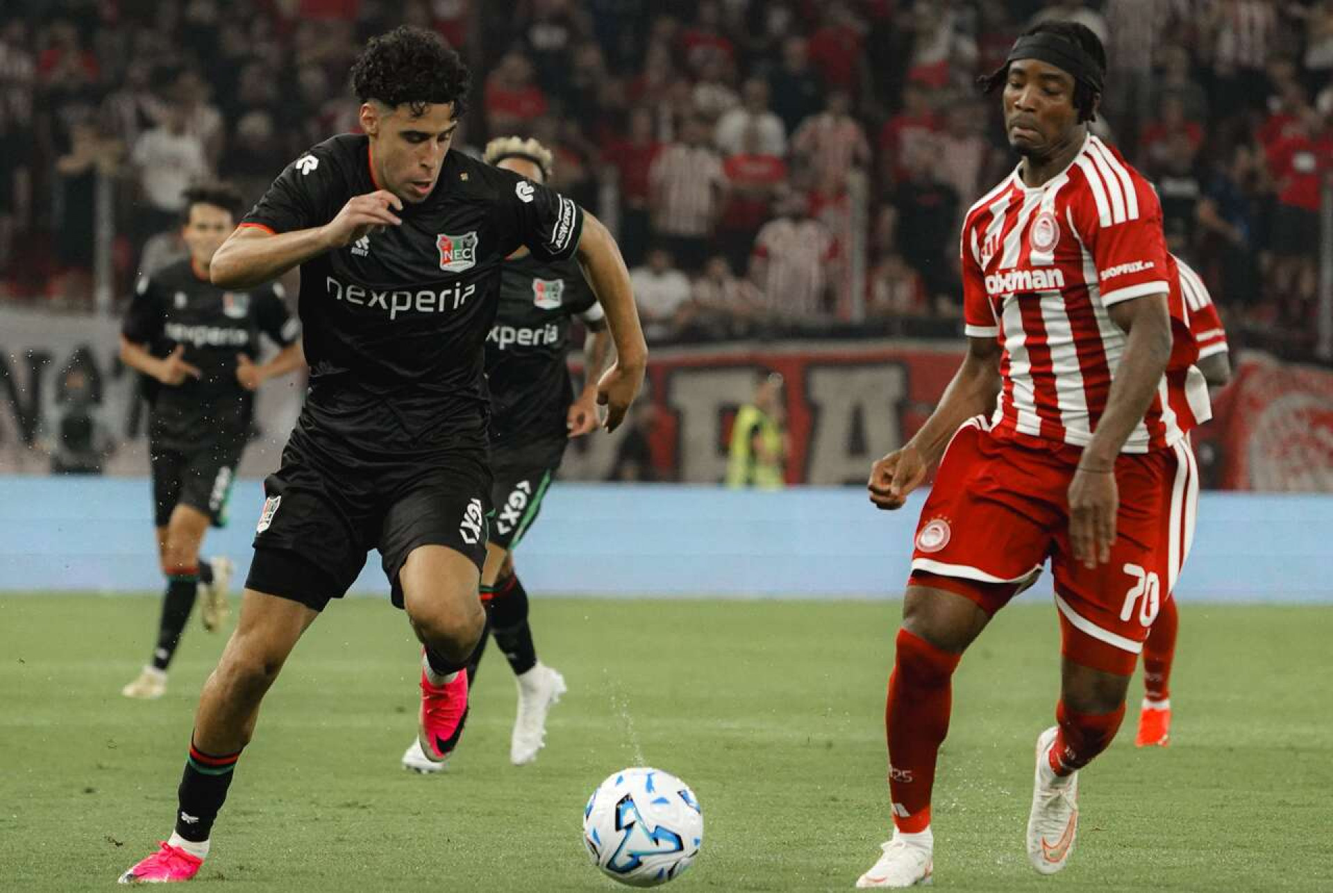 Olympiacos empata com NEC e deixa vaga na Champions em aberto