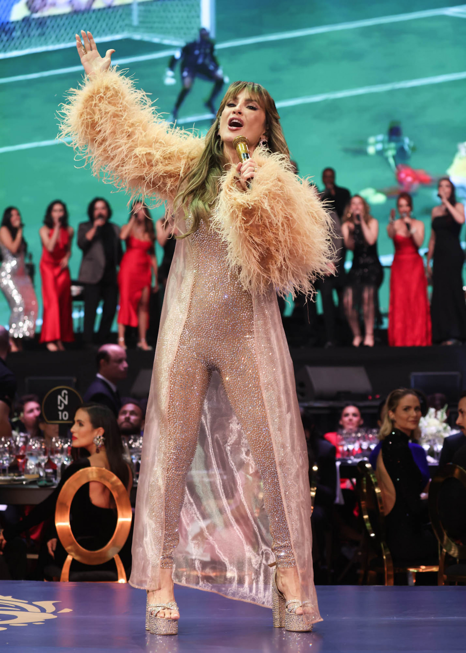 Claudia Leitte se apresenta na 6ª edição do Leilão do Instituto Neymar Jr. - Brazil News