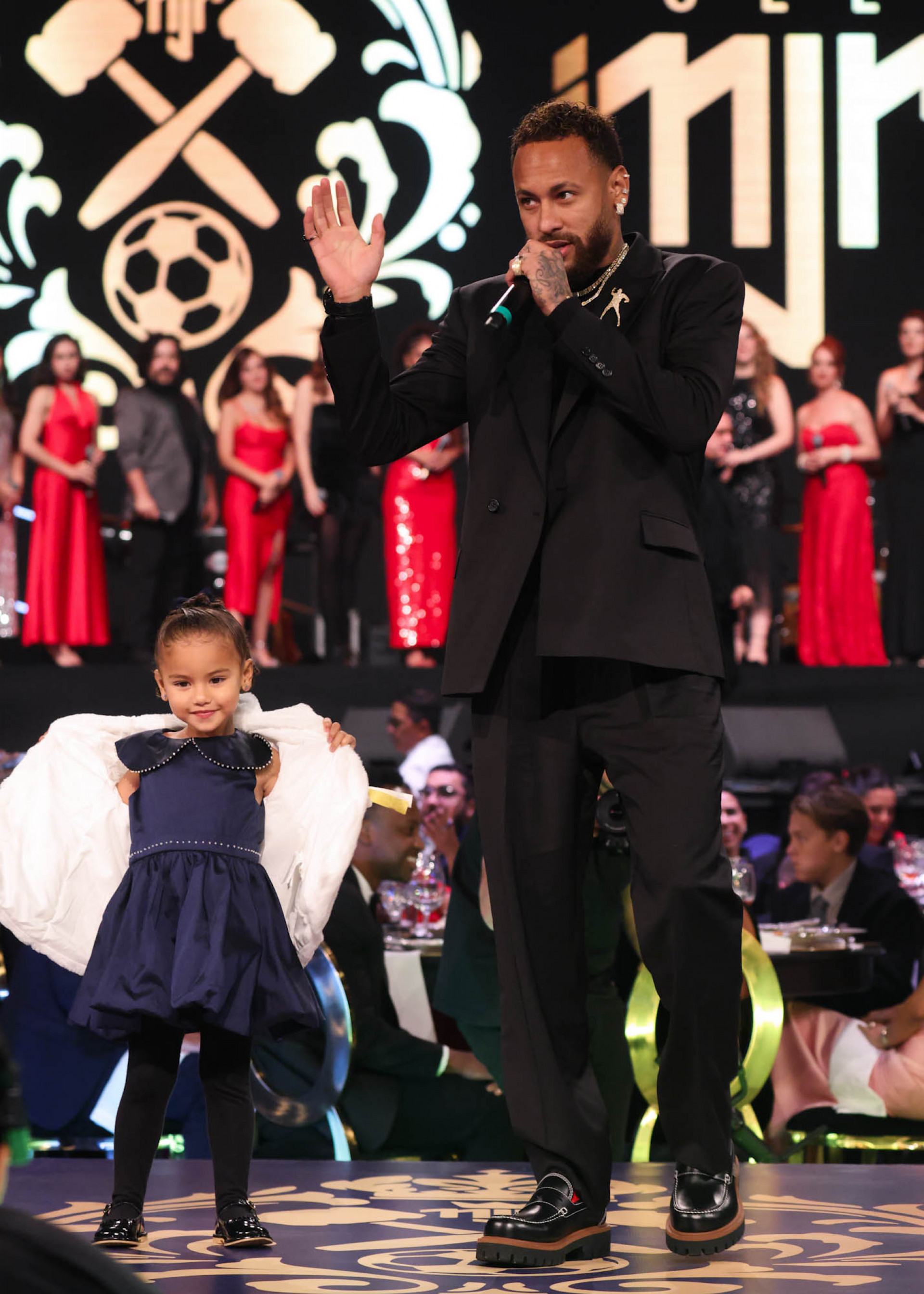 Neymar Jr. sobe ao palco ao lado da filha, Mavie - Brazil News