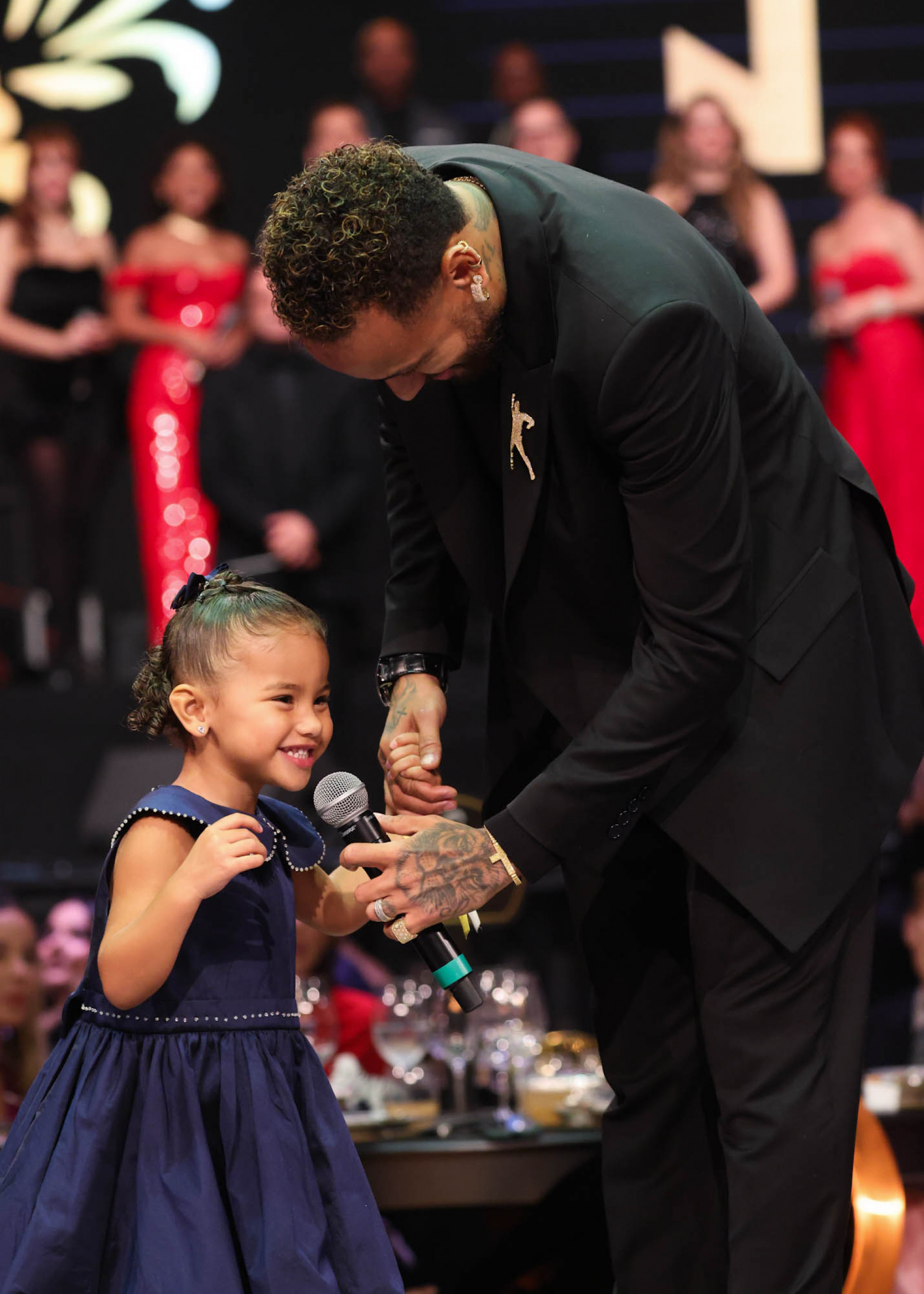 Neymar Jr. sobe ao palco ao lado da filha, Mavie - Brazil News