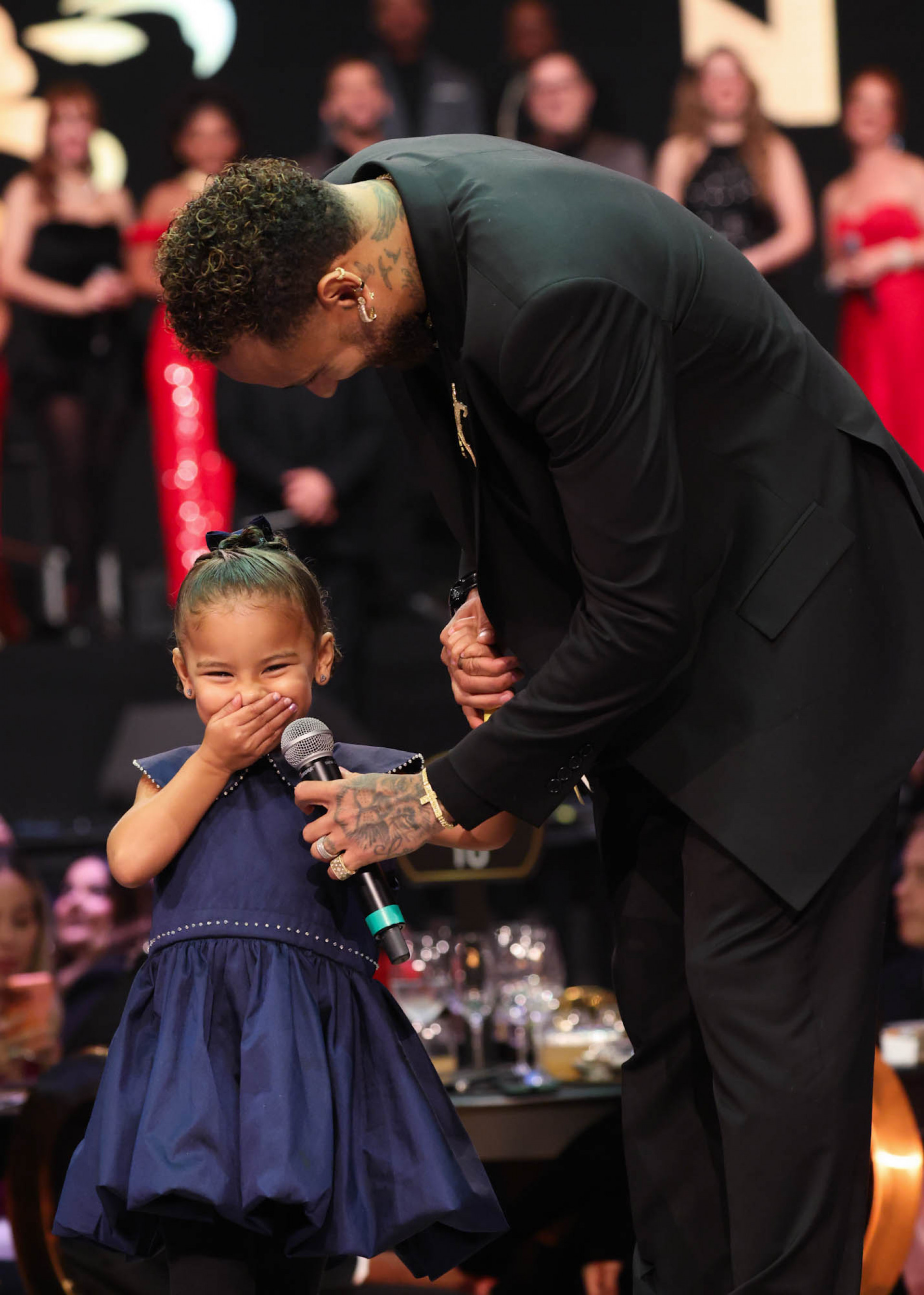 Neymar Jr. sobe ao palco ao lado da filha, Mavie - Brazil News