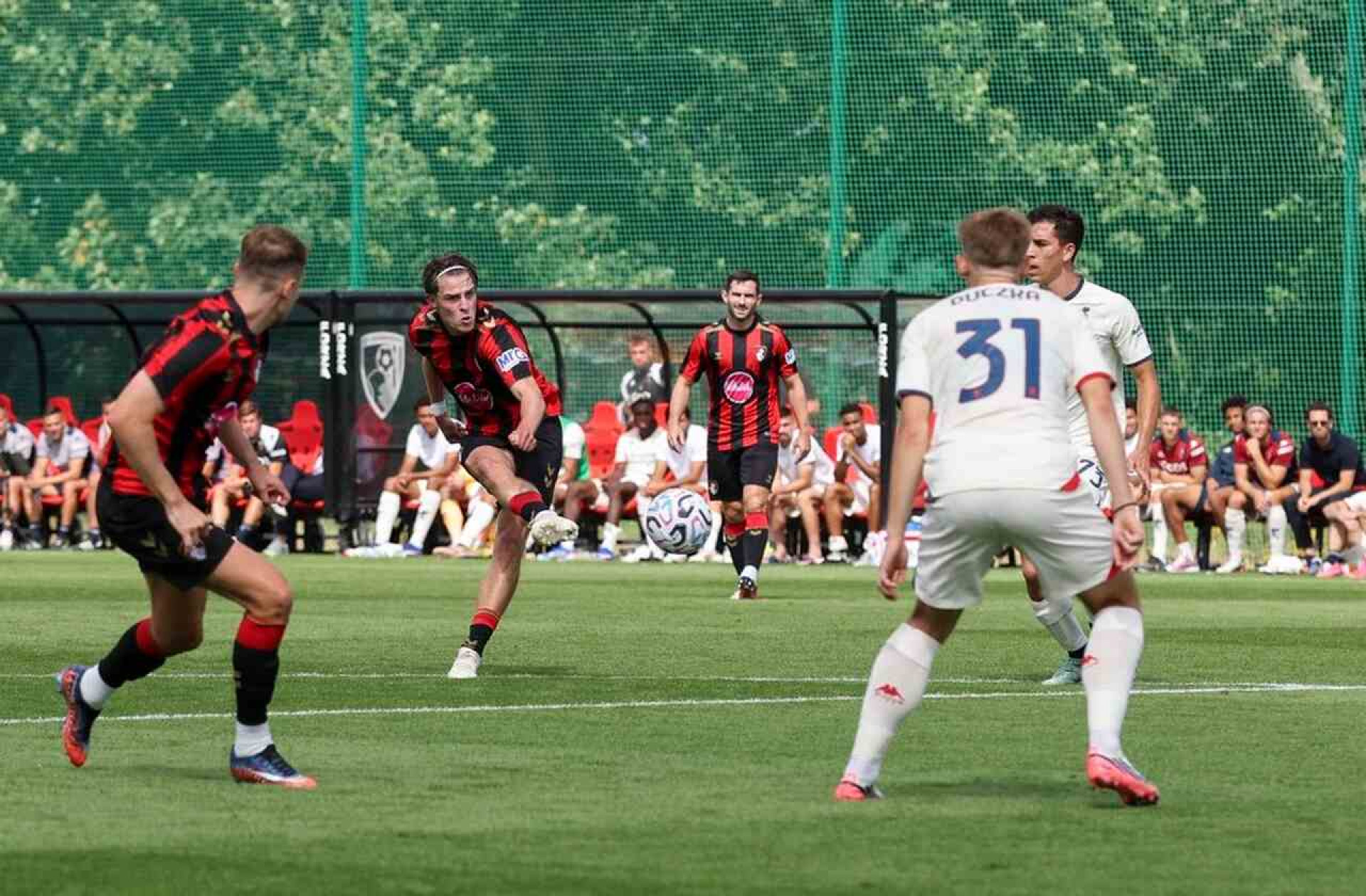 Mesmo sem astros, Bournemouth estra&ccedil;alha Genoa em jogo-treino