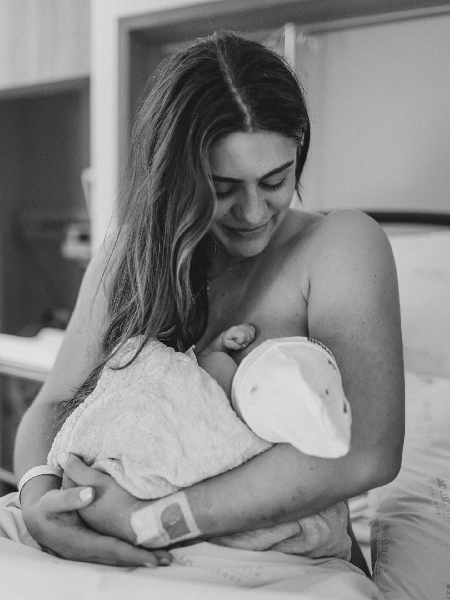 Luma, filha de Cesar Filho e Elaine Mickely, posou com o recém-nascido  - Reprodução/Instagram 