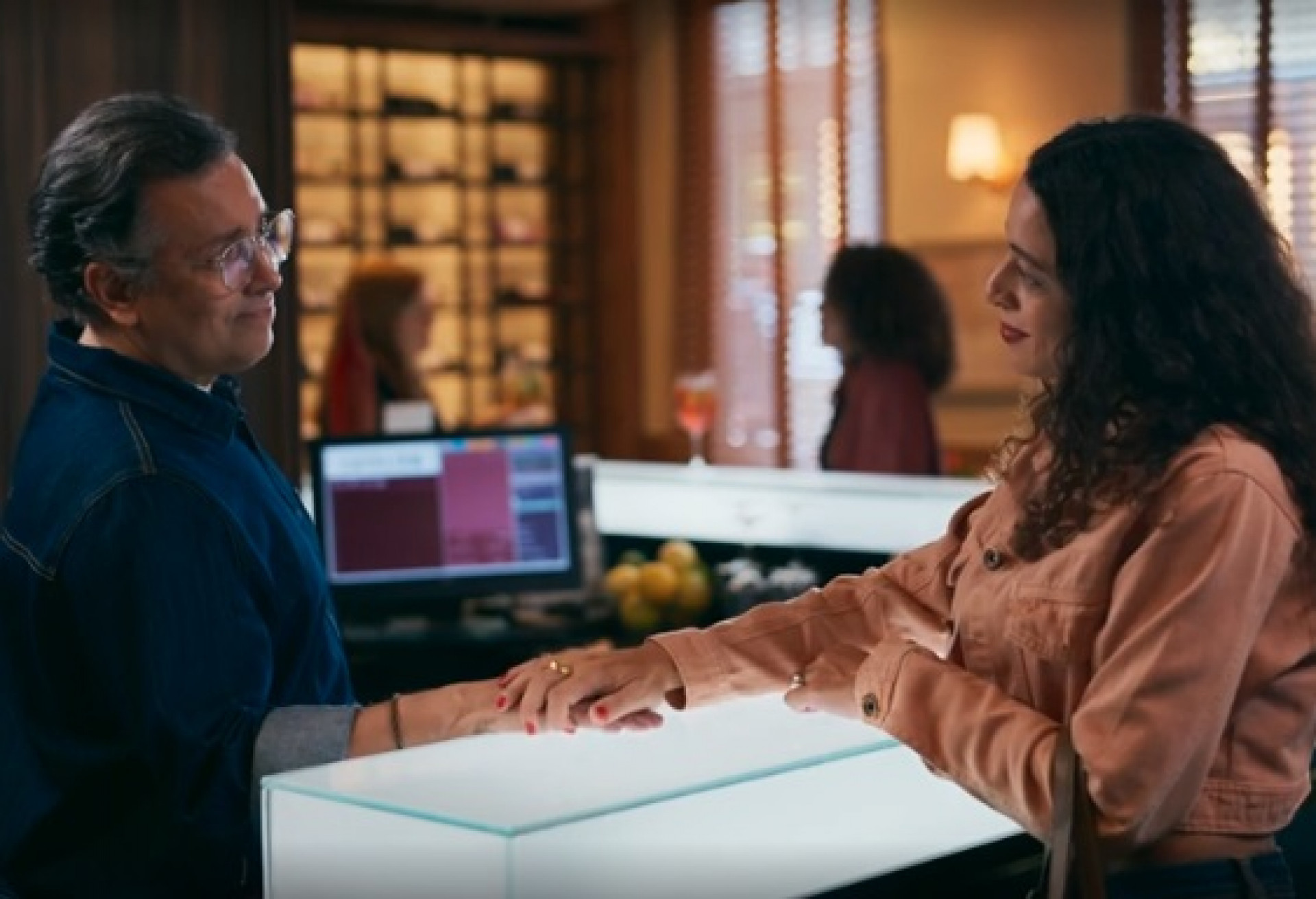  Nicolau (Rodrigo Fagundes) é irmão de Lyris (Pri Helena) em 'Quem Ama Cuida' - Reprodução de vídeo / TV Globo