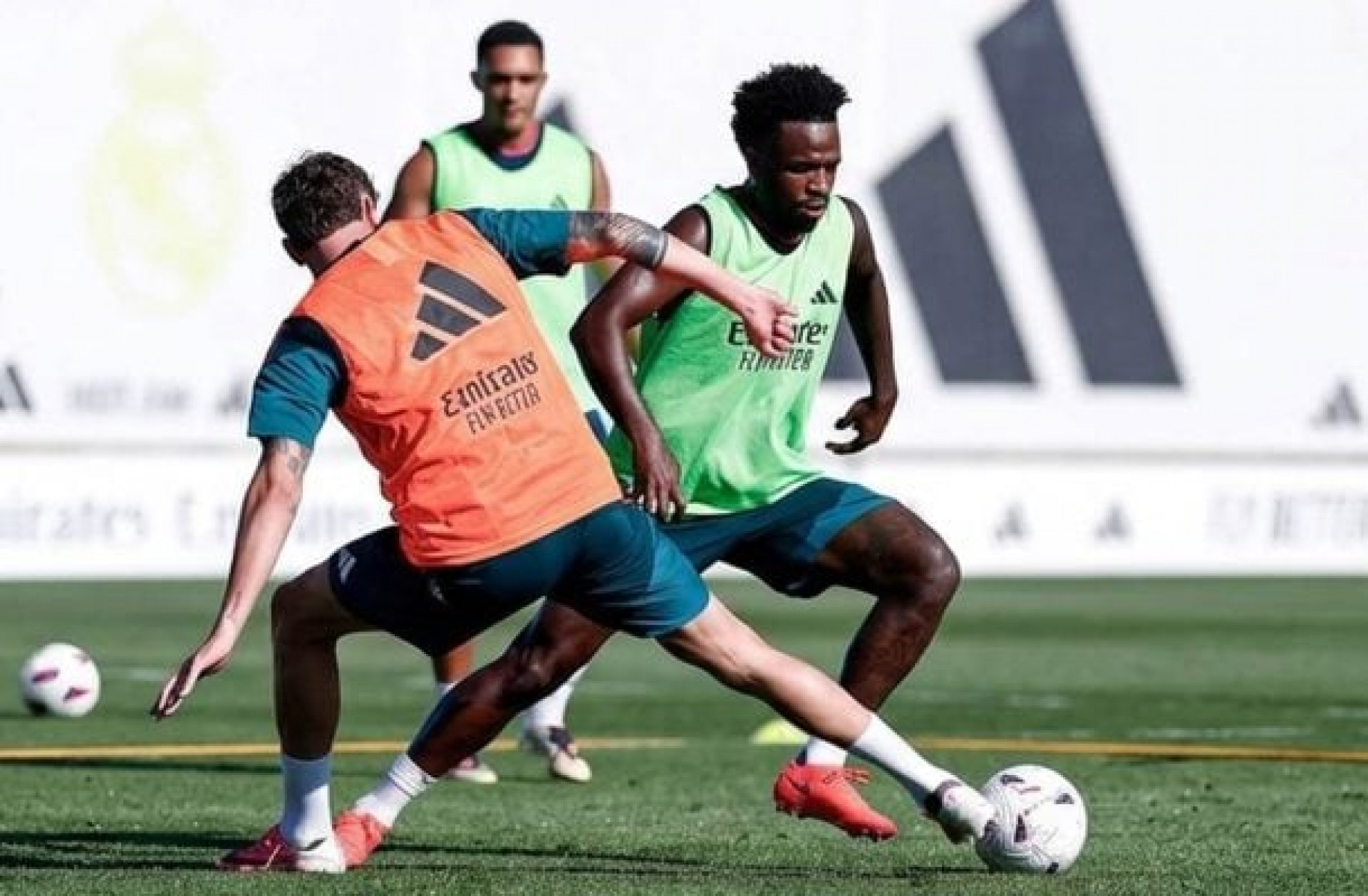 Vini Jr quebra o sil&ecirc;ncio sobre rumores de ida ao Arsenal