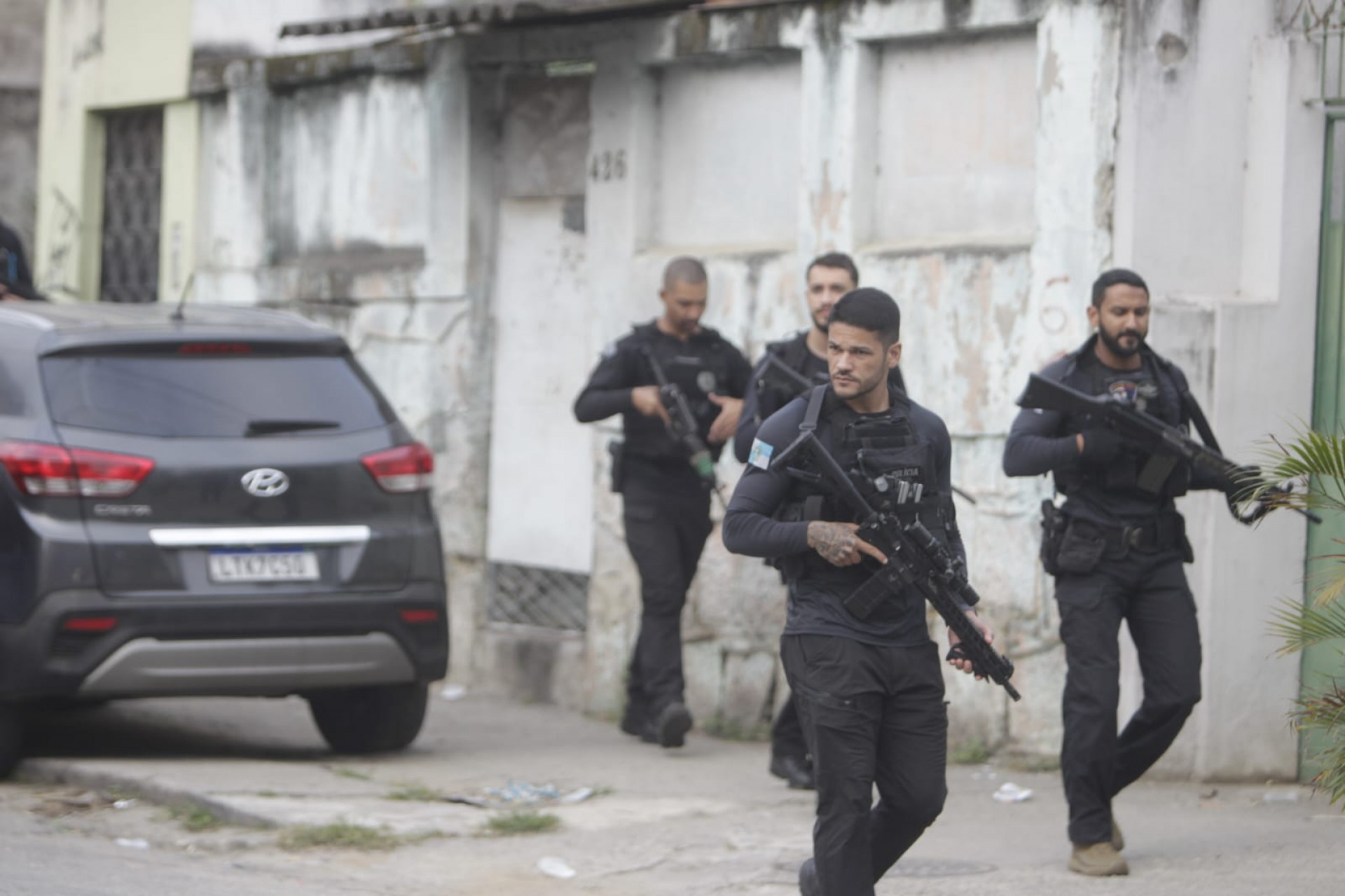 Movimentação das equipes durante a ação no bairro de Água Santa - Reginaldo Pimenta / Agência O Dia