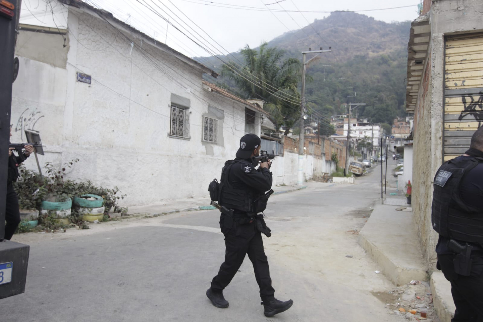 Movimentação das equipes durante a ação no bairro de Água Santa - Reginaldo Pimenta / Agência O Dia