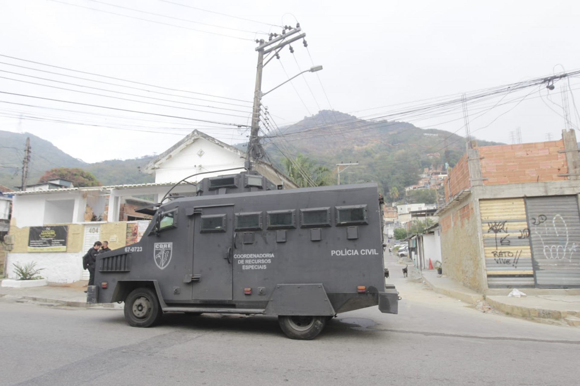 Policiais civis cumpriram mandados de busca e apreensão em Água Santa - Reginaldo Pimenta / Agência O Dia