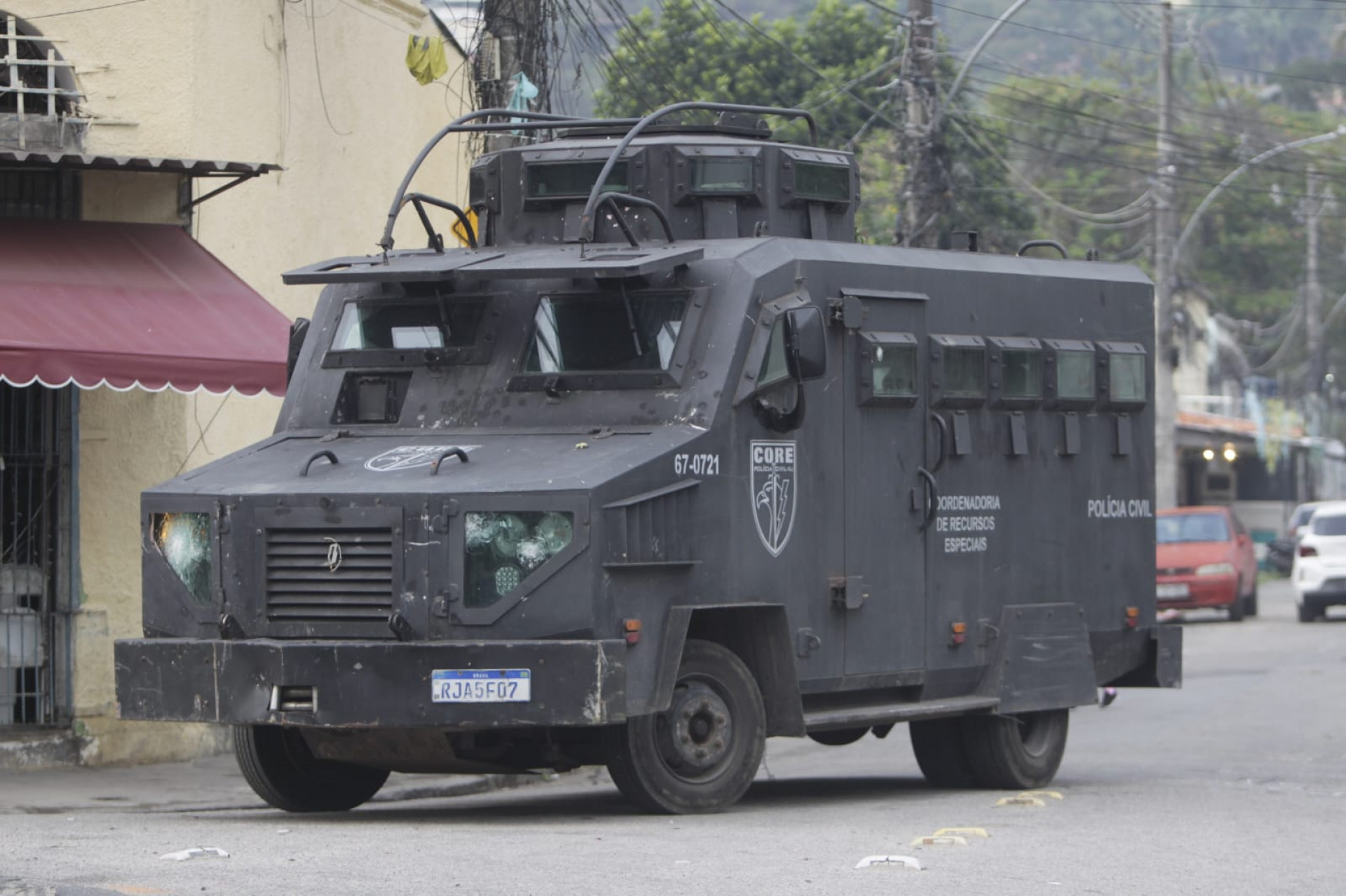 Movimentação das equipes durante a ação no bairro de Água Santa - Reginaldo Pimenta / Agência O Dia