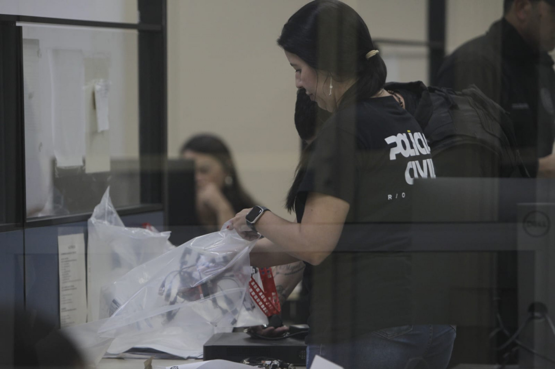 Material apreendido pelos policiais durante os cumprimentos de mandados - Reginaldo Pimenta / Agência O Dia