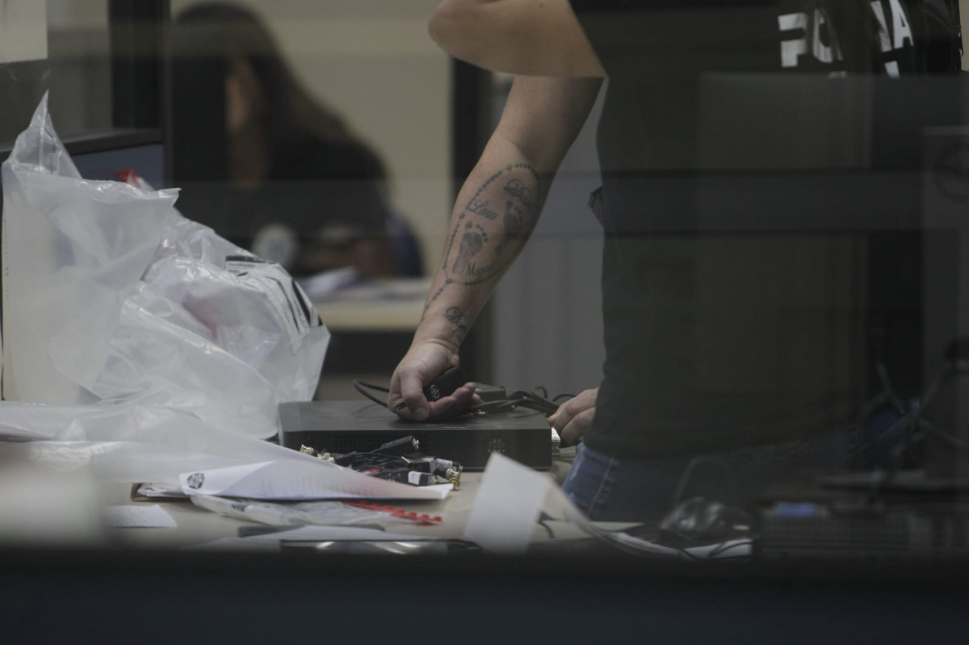 Material apreendido pelos policiais durante os cumprimentos de mandados - Reginaldo Pimenta / Agência O Dia