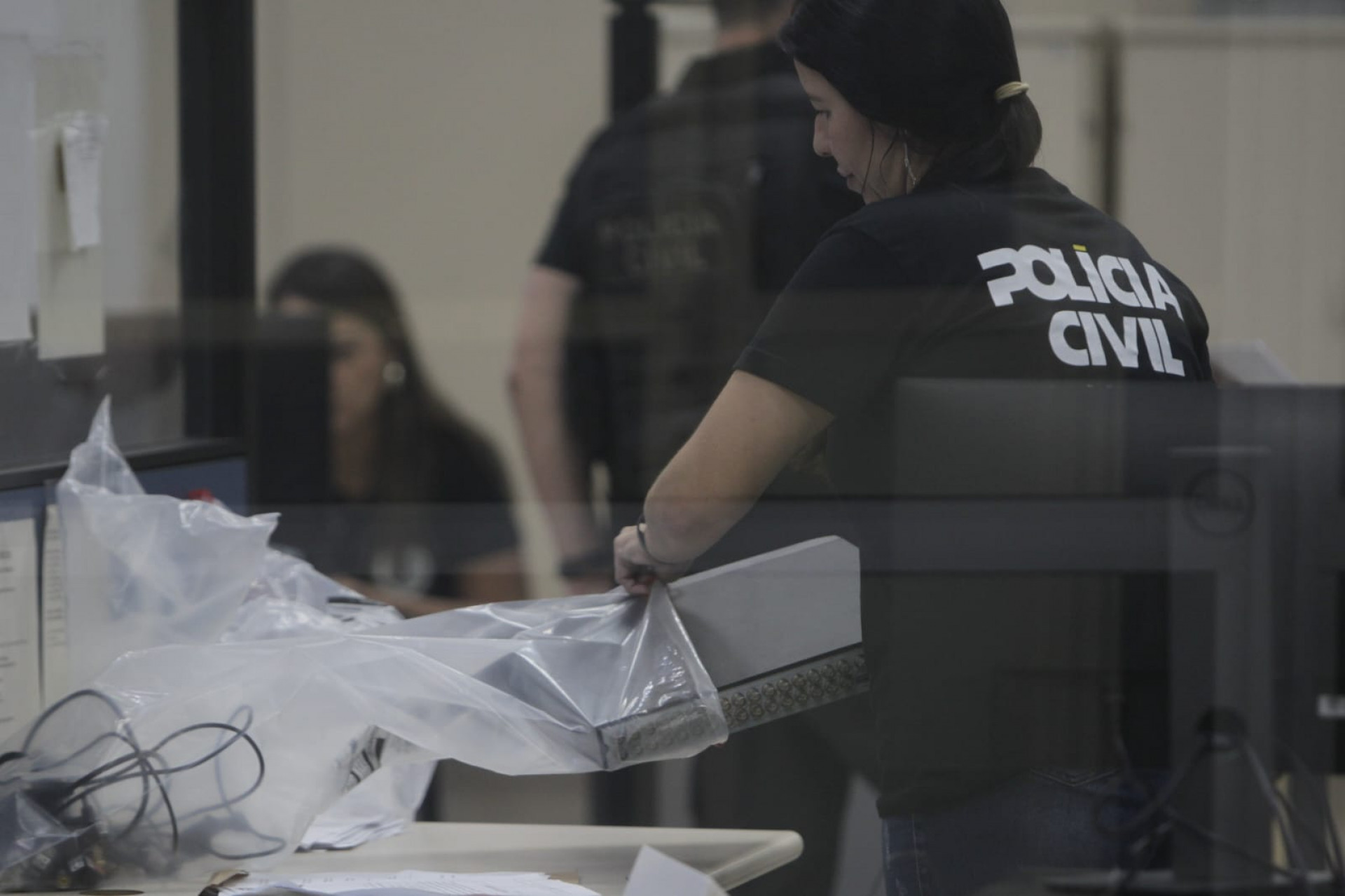 Material apreendido pelos policiais durante os cumprimentos de mandados - Reginaldo Pimenta / Agência O Dia