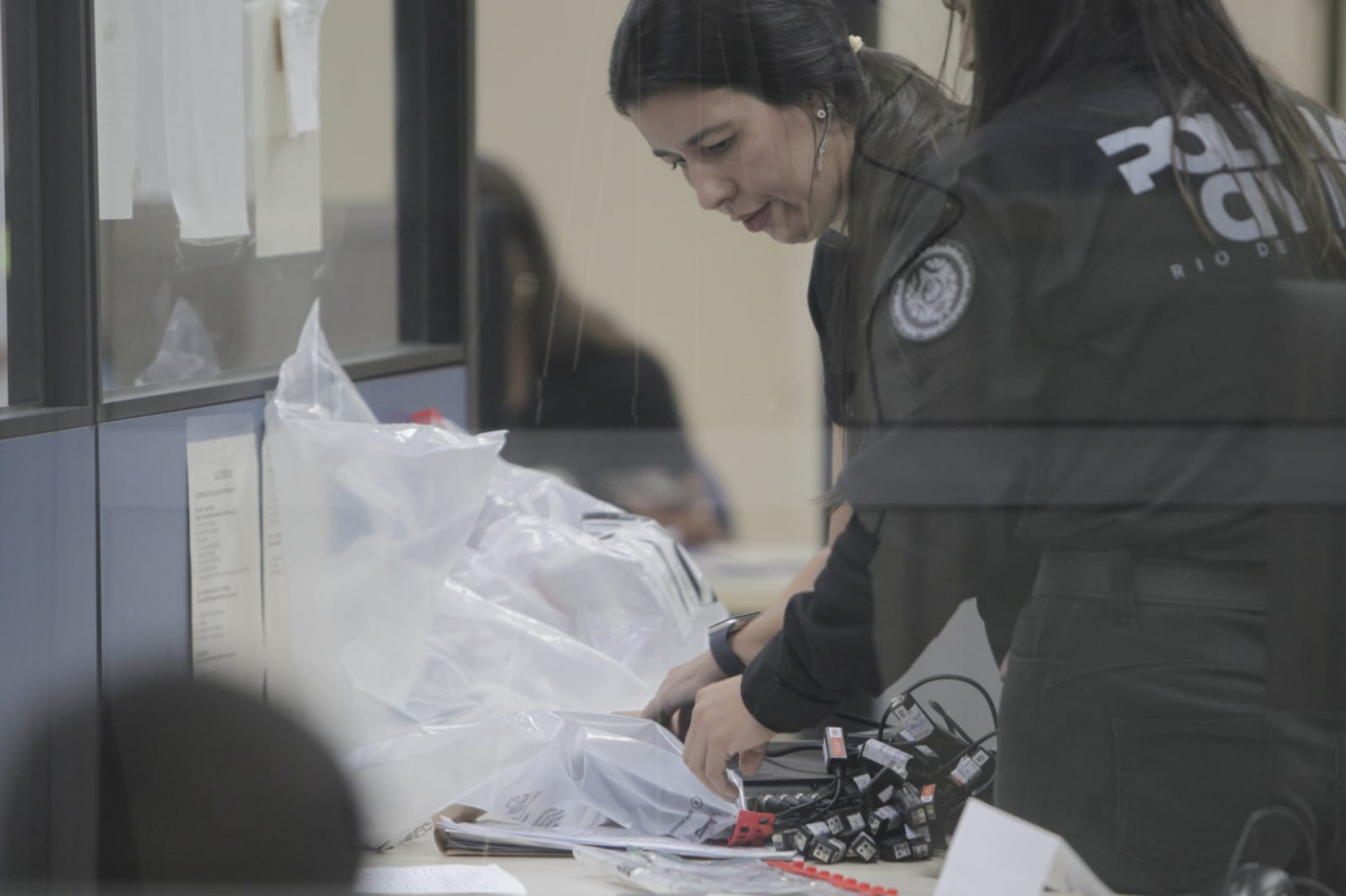 Material apreendido pelos policiais durante os cumprimentos de mandados - Reginaldo Pimenta / Agência O Dia