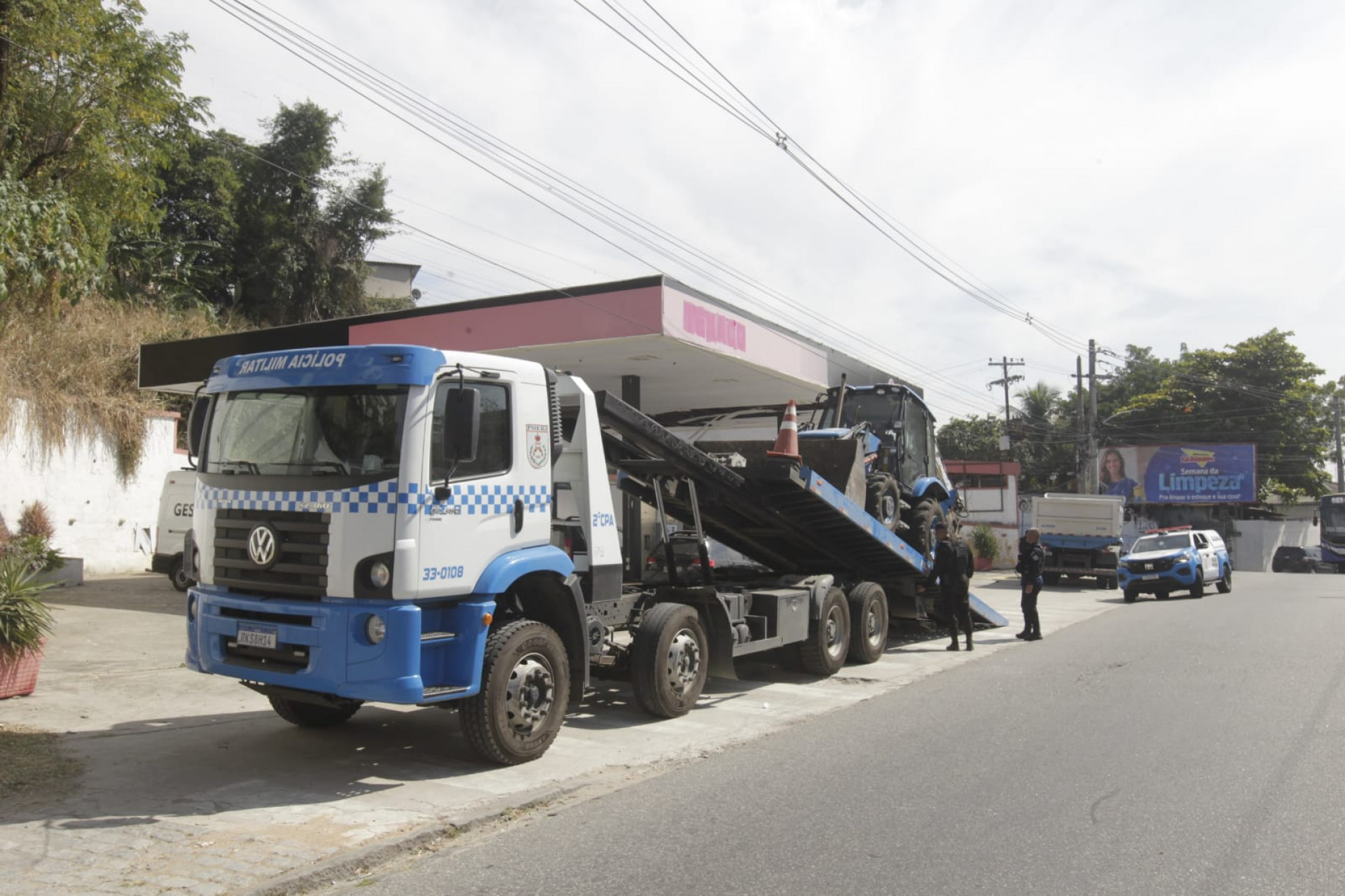 Ação da PM em Campinho, Zona Norte, contou com apoio de caminhão e retroescavadeira - Reginaldo Pimenta / Agência O DIA