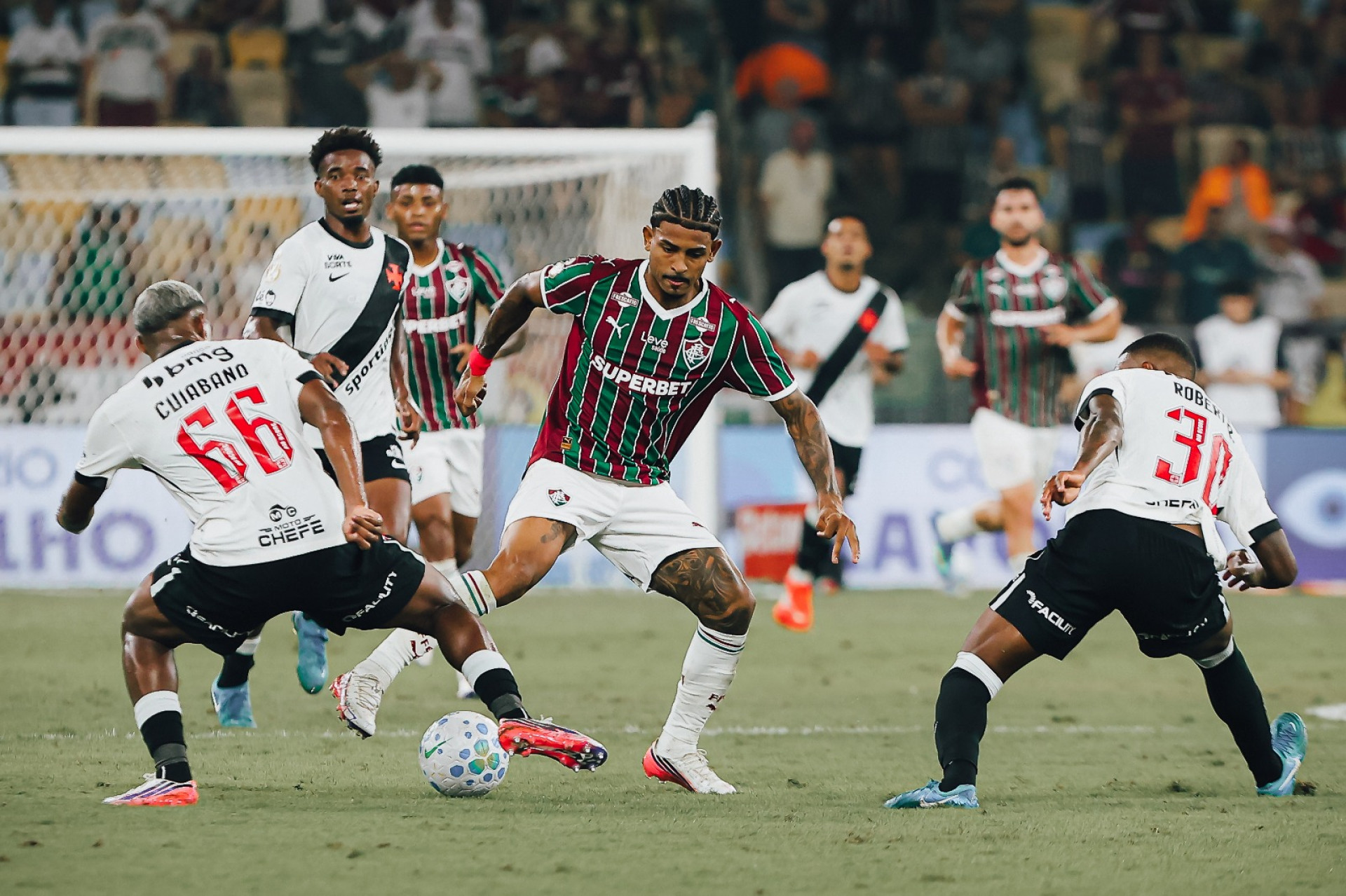 John Kennedy é marcado de perto por defesa vascaína - Lucas Merçon / Fluminense
