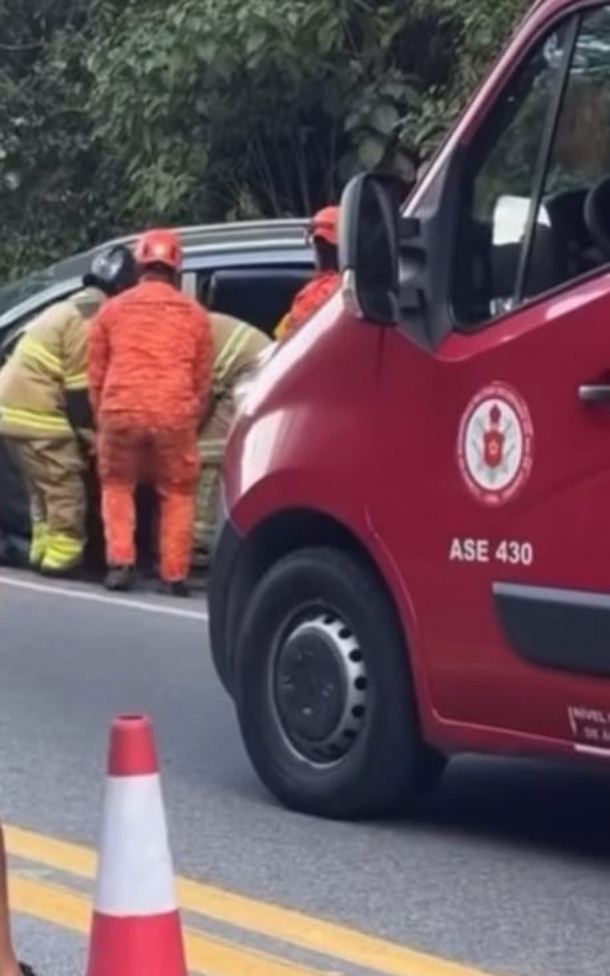 Bombeiros retiram uma das vítimas das ferragens com vida