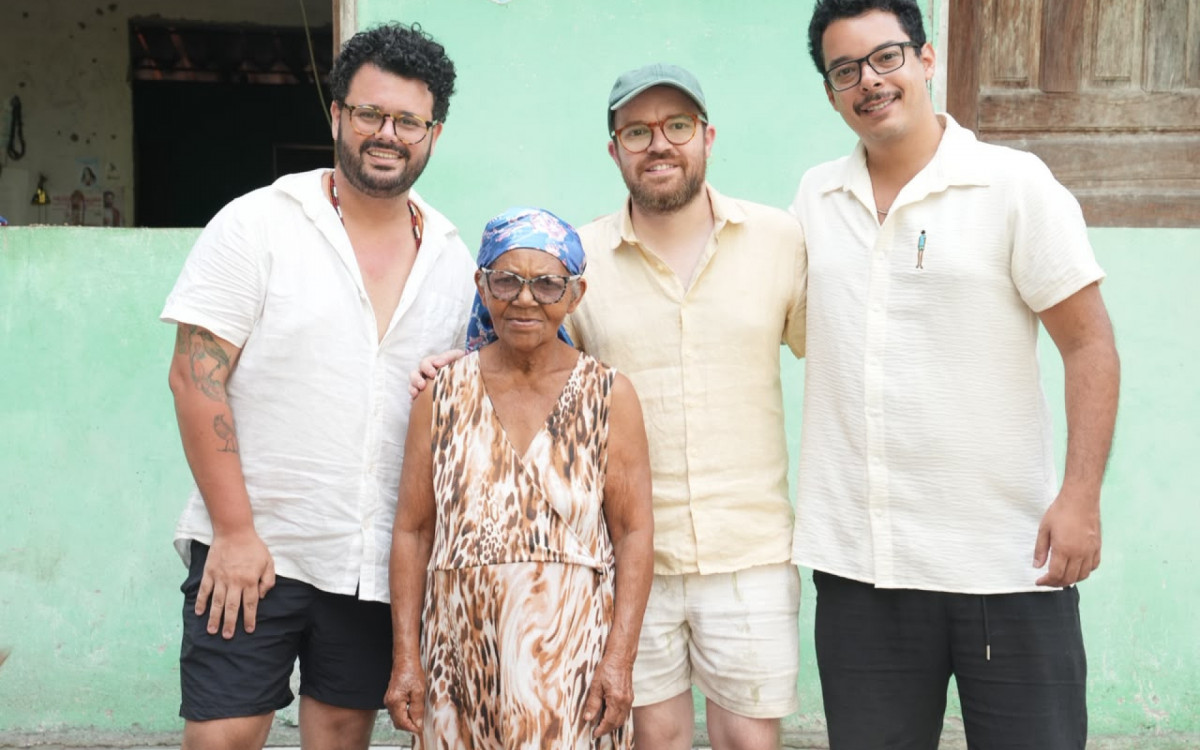 Gabriel Haddad, Leonardo Bora e Vinicius Natal (à direita) posa com uma moradora da região

