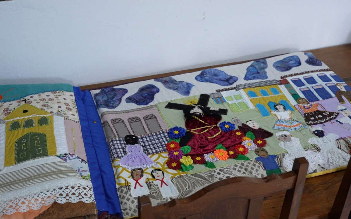 Livro publicado em forma de bordados, na cidade de Lençóis