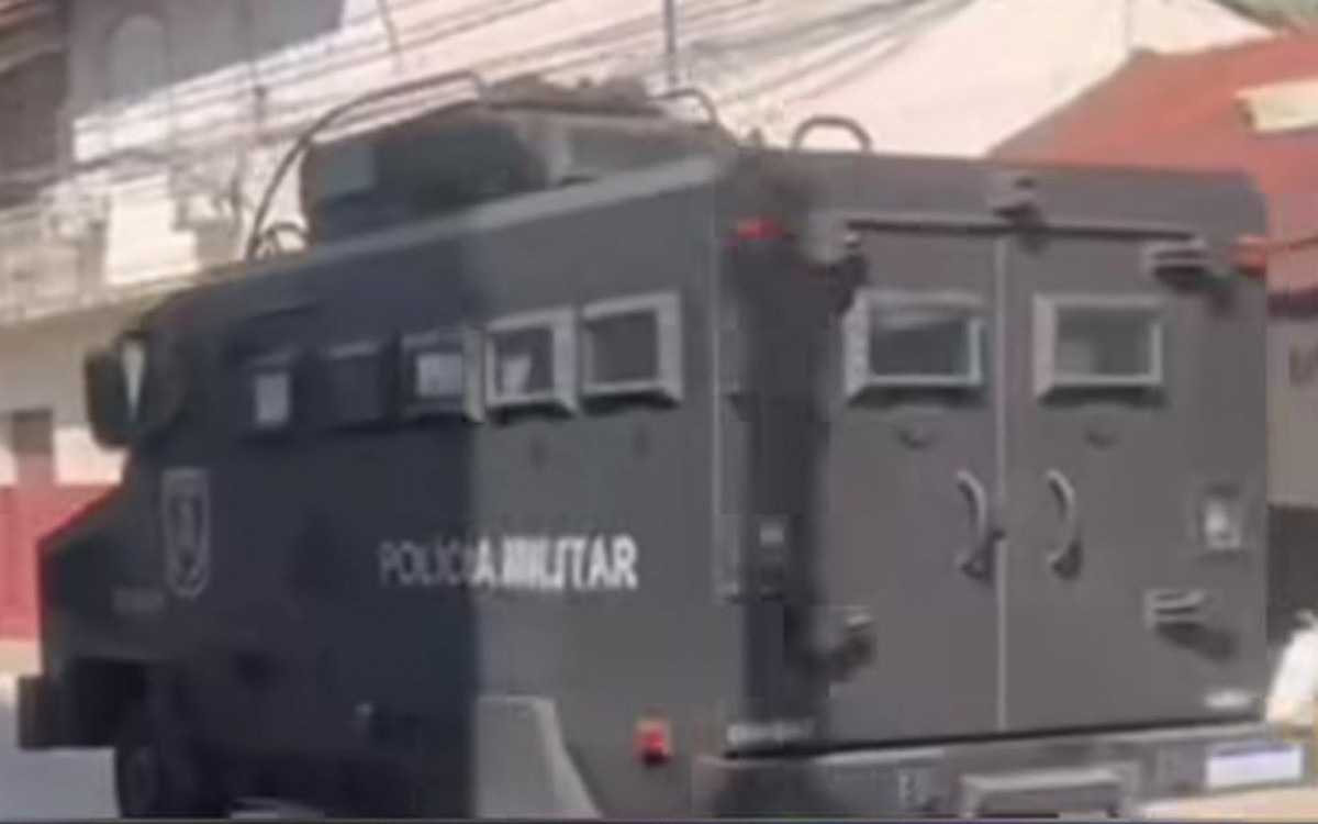 Presença de equipes especializadas altera a rotina da cidade um dia após homem ser baleado; moradores relatam clima de apreensão enquanto a Polícia Civil investiga o caso