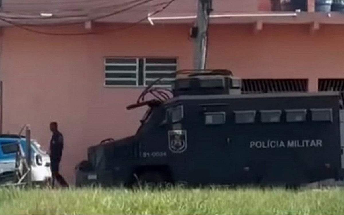 Presença de equipes especializadas altera a rotina da cidade um dia após homem ser baleado; moradores relatam clima de apreensão enquanto a Polícia Civil investiga o caso