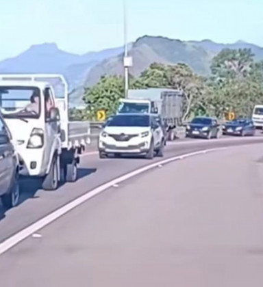 Colisão entre dois carros interdita Rio-Santos em Mangaratiba