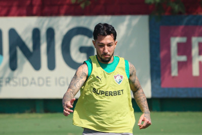 Acosta faz um ano de Fluminense vivendo fase mais difícil no clube