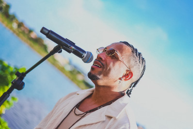 Fenômeno da internet, Olyver lança álbum e audiovisual 