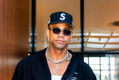 Léo Santana invade o closet e usa acessórios de Lore Improta