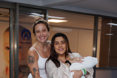 Lauana Prado deixa a maternidade com a mulher e o filho nos braços