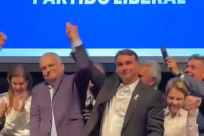 Flávio Bolsonaro anuncia deputado Alfredo Gaspar como vice