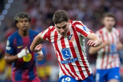 Barcelona envia Deco e monta operação por atacante argentino