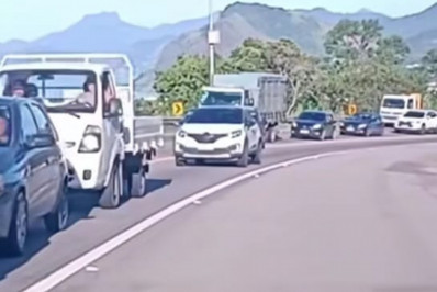 Colisão entre dois carros interdita Rio-Santos em Mangaratiba