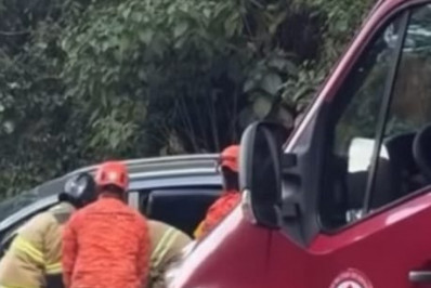 Colisão entre dois carros interdita Rio-Santos em Mangaratiba
